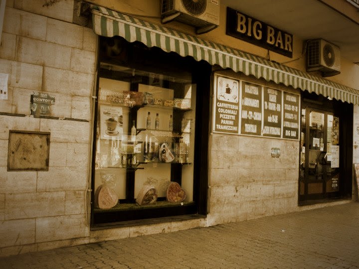 L'ingresso del Big Bar in Corso Umberto I, con la tenda a righe e l'insegna